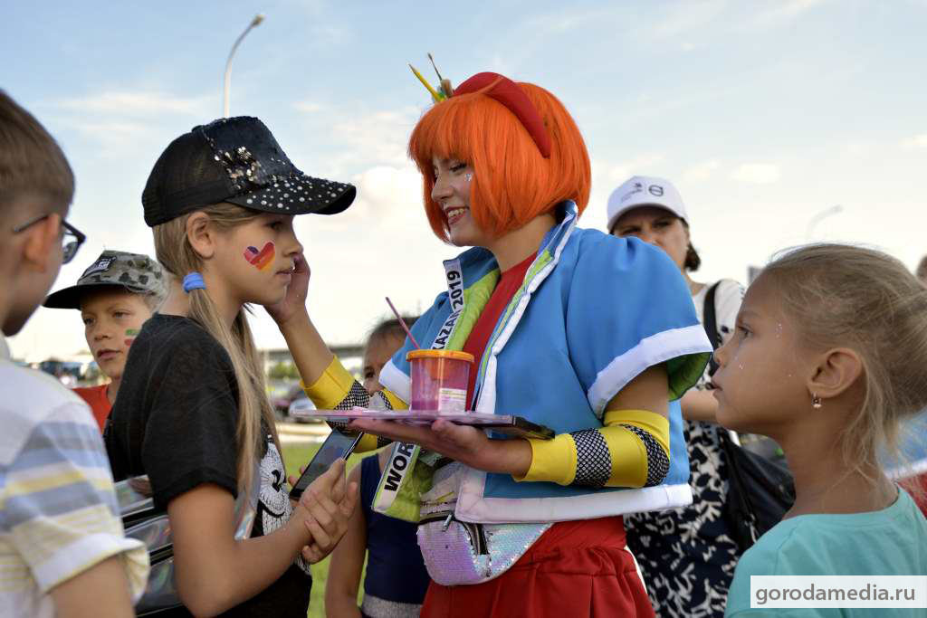 На фото: дети увлечённо рассматривают как аниматор расскрашивает поочерёдно каждого из них, прибавляя ярких красок и эмоций на WorldSkills Kazan 2019.