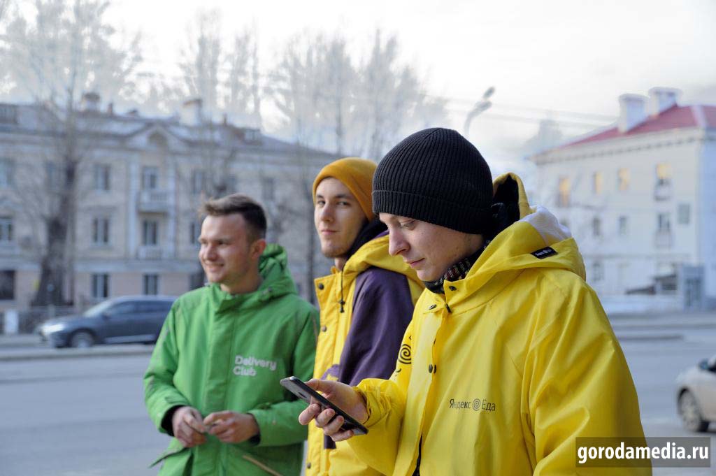 Казань, 29 марта 2020 г. Доставка еды пешим ходом и на велосипеде. Считается, что популярно, но сами доставщики еды отметили, что вчера заказов было больше. Активная жизнь потихоньку замирает.