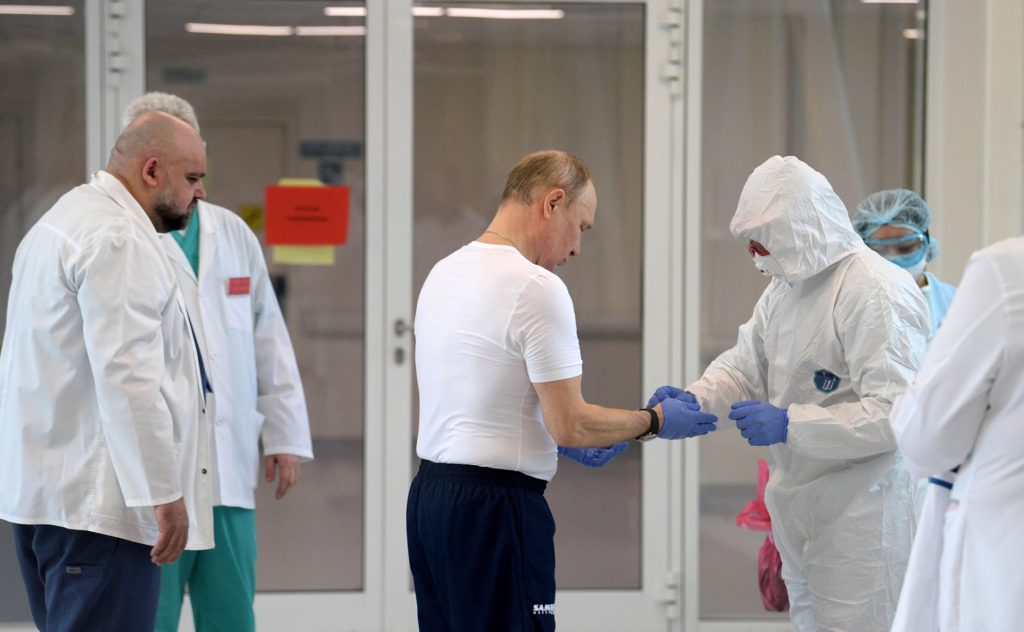 Владимир Путин осмотрел в московском посёлке Коммунарка больницу, предназначенную для пациентов с подозрением на коронавирусную инфекцию.