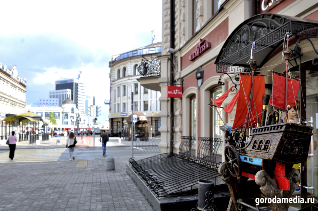 Улица Баумана в Казани после отмены некоторых ограничений самоизоляции заметно оживилась и публика ждёт открытия торговых центров. Фото: agazeta.ru