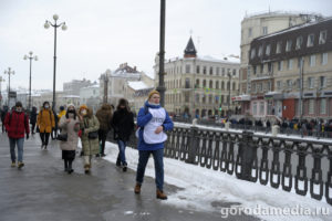 Акция протеста, организованная сторонниками Алексея Навального, началась возле театра Г.Камала, оттуда протестующие, двинулись по Право- и Лево-Булачной улице в направлении Кремля/Фото: Игорь Галиев