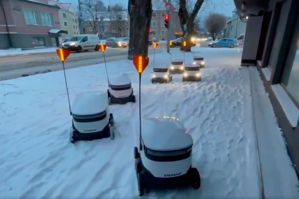 В Таллине из-за снегопада на тротуаре образовалась пробка роботов-курьеров