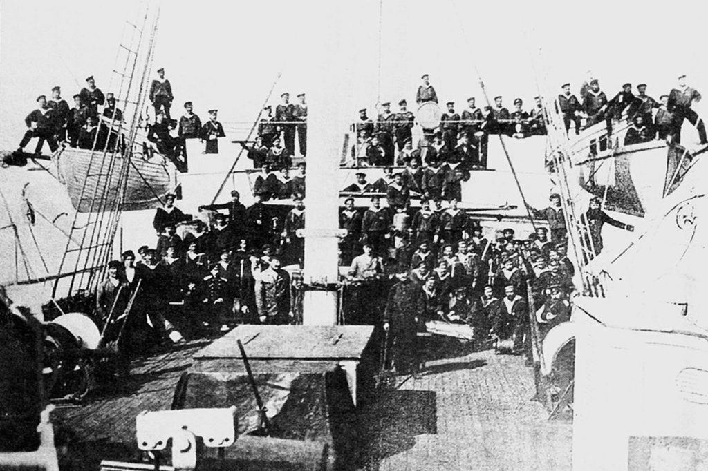 Группа офицеров и команды парохода «Великий князь Константин». Слева — паровой катер «Сухум» (бывший «Минер»), поднятый на боканцы «Константина».