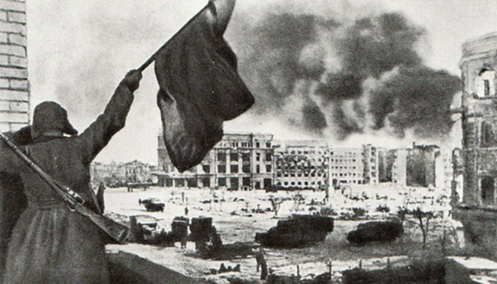 На фото: в Сталинграде поднят Красный флаг, 1943 г.